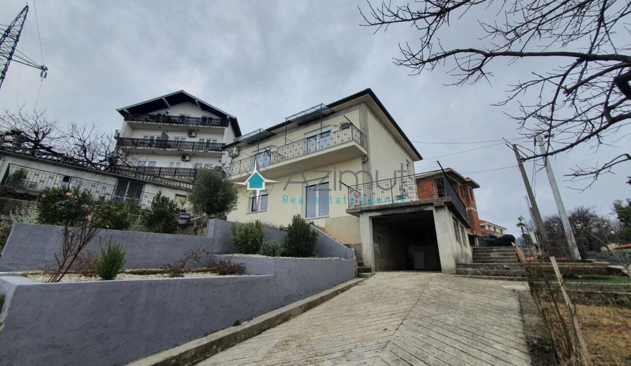 kuća sa 2 stana u blizini centra Matulja