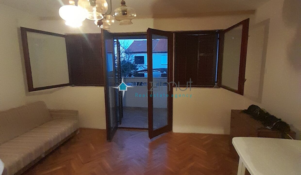 KORNIĆ - KUĆA SA TRI APARTMANA  137m2   186000eura