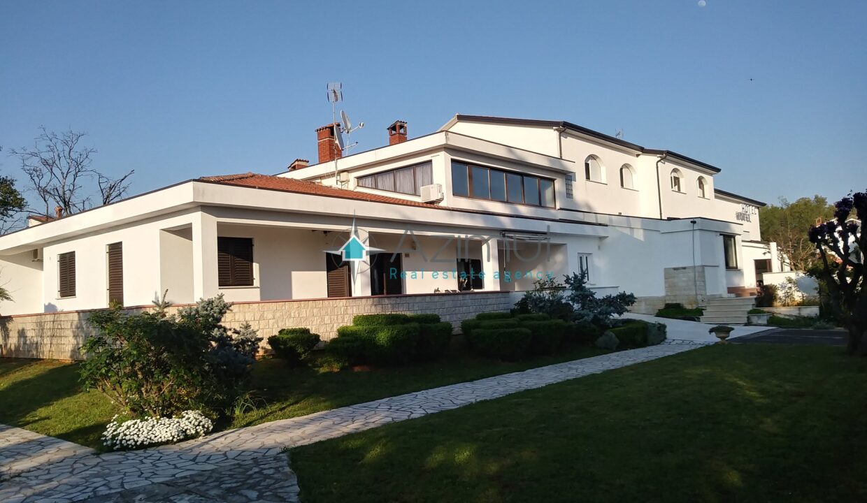 POREČ HOTEL - 2032 M2   1854000 eura
