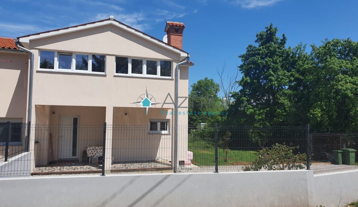 Samostojeća kuća sa dva stana + okućnica