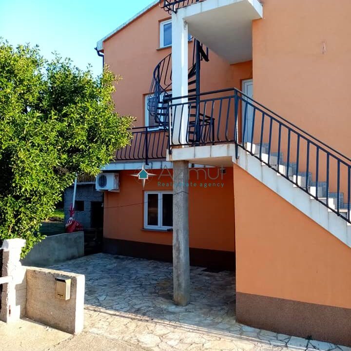 Best Buy! Novogradnja sa 4 apartmana za turizam . Otok Pag